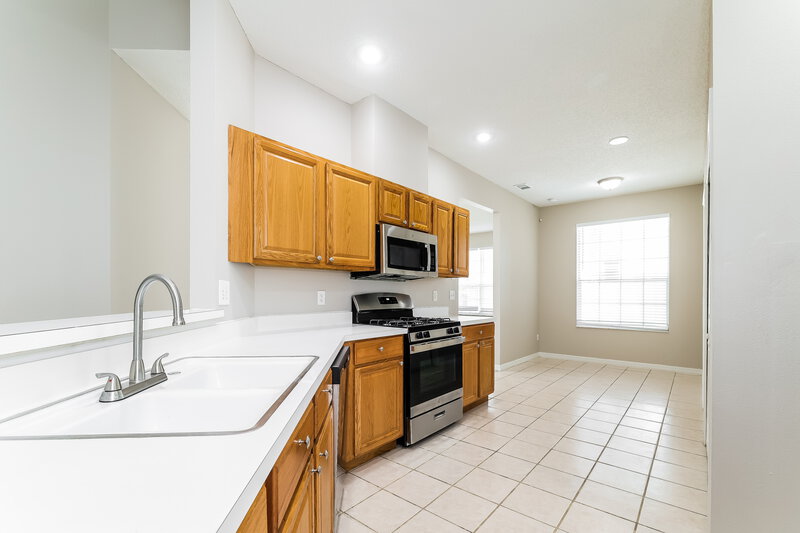 2,075/Mo, 549 Symphony Pl Davenport, FL 33896 Kitchen View 2