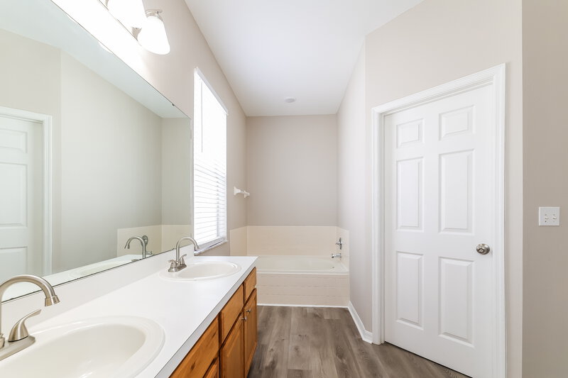 2,075/Mo, 549 Symphony Pl Davenport, FL 33896 Main Bathroom View