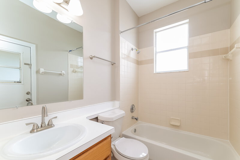 2,075/Mo, 549 Symphony Pl Davenport, FL 33896 Bathroom View