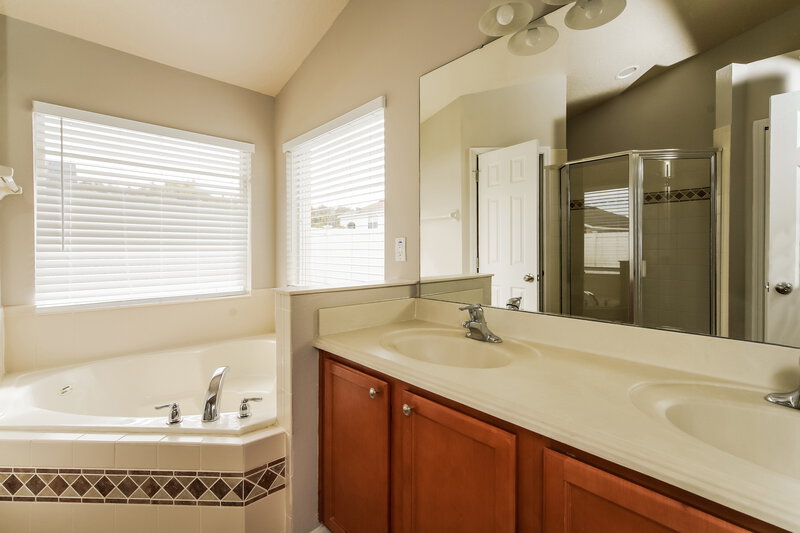 2,275/Mo, 3654 Bristol Cove Ln Saint Cloud, FL 34772 Main Bathroom View