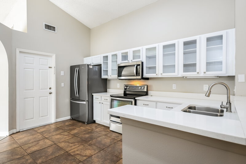 2,140/Mo, 652 Sitka Ct Apopka, FL 32703 Kitchen View 2