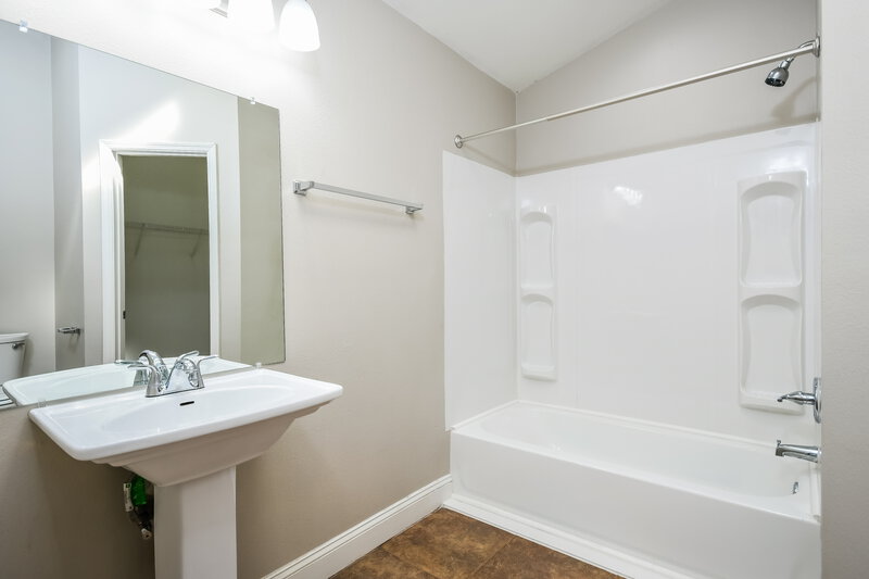2,140/Mo, 652 Sitka Ct Apopka, FL 32703 Main Bathroom View