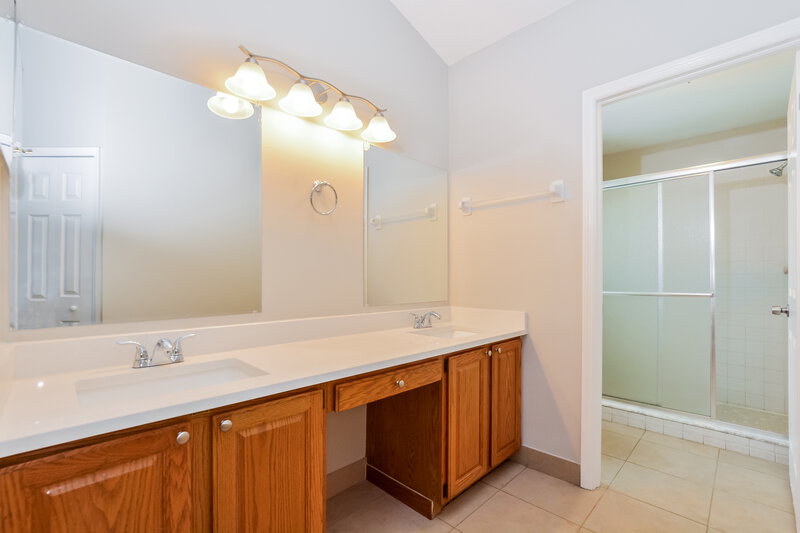 2,560/Mo, 14619 Eagles Crossing Dr Orlando, FL 32837 Main Bathroom View