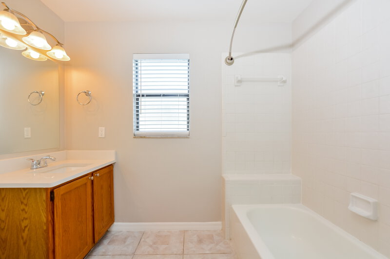 2,560/Mo, 14619 Eagles Crossing Dr Orlando, FL 32837 Bathroom View