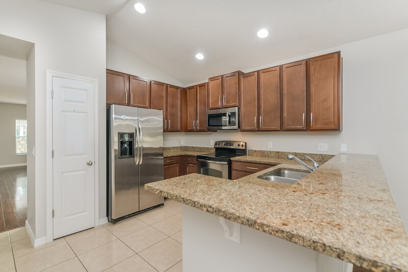 1,980/Mo, 7211 Wakeview Dr Davenport, FL 33896 Kitchen View 2