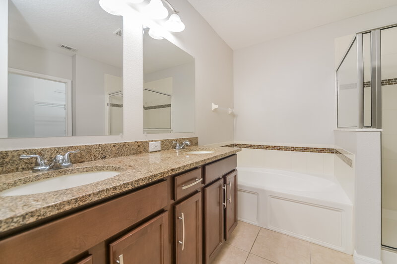 1,980/Mo, 7211 Wakeview Dr Davenport, FL 33896 Main Bathroom View