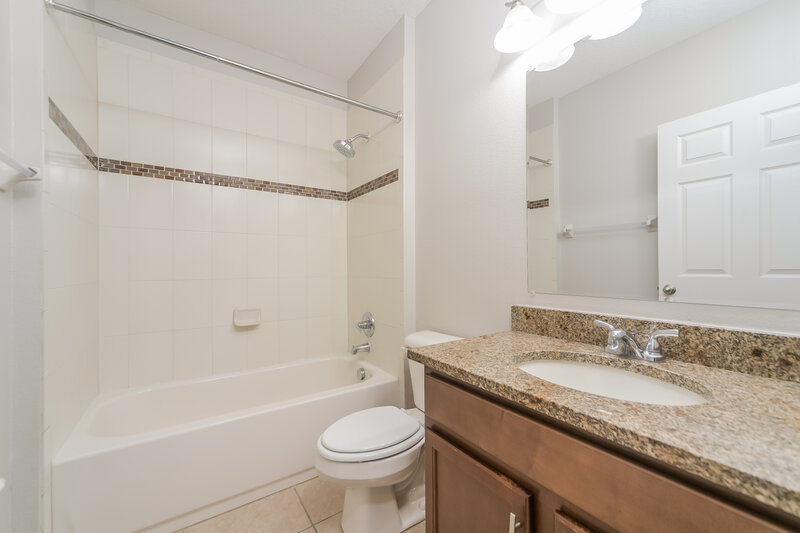 1,980/Mo, 7211 Wakeview Dr Davenport, FL 33896 Bathroom View