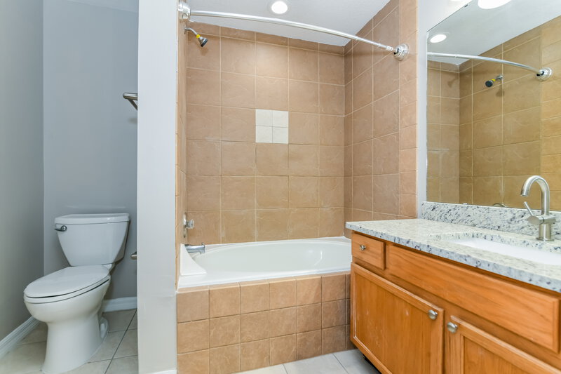 1,980/Mo, 632 Brooke Ct Clermont, FL 34711 Main Bathroom View