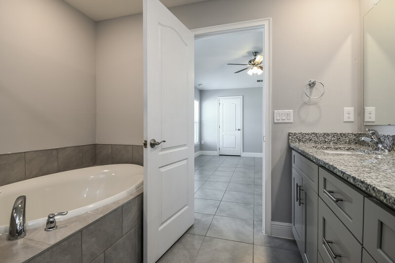 2,080/Mo, 423 Britten Dr Kissimmee, FL 34758 Main Bathroom View 2