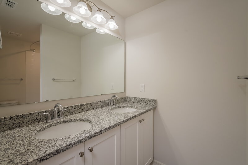 1,885/Mo, 426 Mallard Ln Poinciana, FL 34759 Main Bathroom View