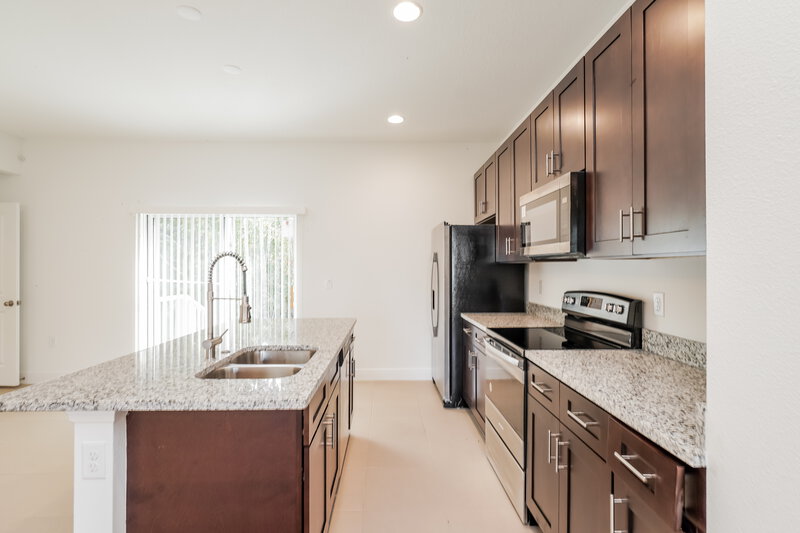 1,775/Mo, 634 Robin Ln Poinciana, FL 34759 Kitchen View 2