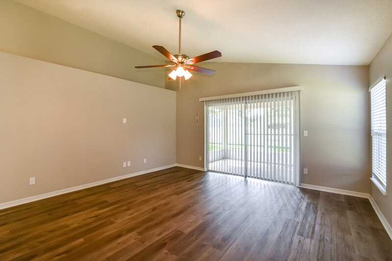 3,040/Mo, 3991 Hillingdon Rd Tavares, FL 32778 Living Room View 3