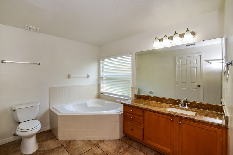 3,040/Mo, 3991 Hillingdon Rd Tavares, FL 32778 Main Bathroom View