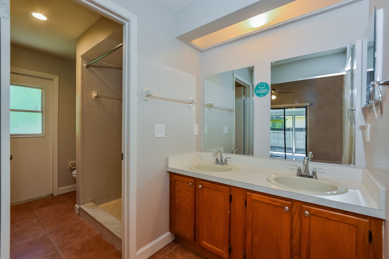 2,120/Mo, 1022 Henson Ct Oviedo, FL 32765 Main Bathroom View