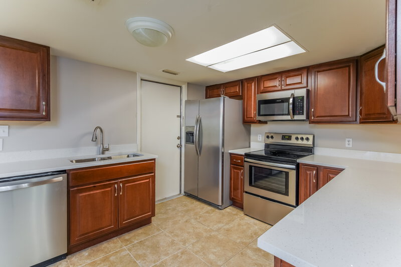 2,455/Mo, 403 Blueberry Dr Eustis, FL 32726 Kitchen View 2