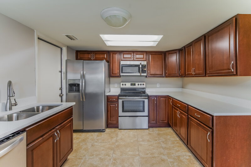 2,455/Mo, 403 Blueberry Dr Eustis, FL 32726 Kitchen View 3