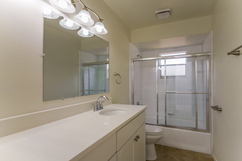 2,455/Mo, 403 Blueberry Dr Eustis, FL 32726 Main Bathroom View