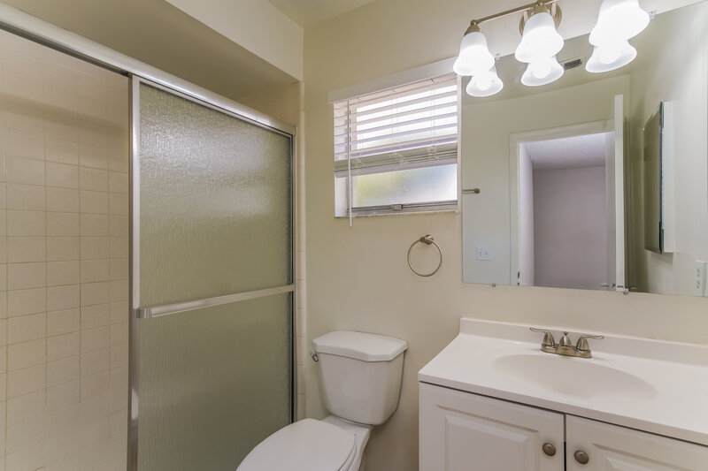 2,455/Mo, 403 Blueberry Dr Eustis, FL 32726 Bathroom View