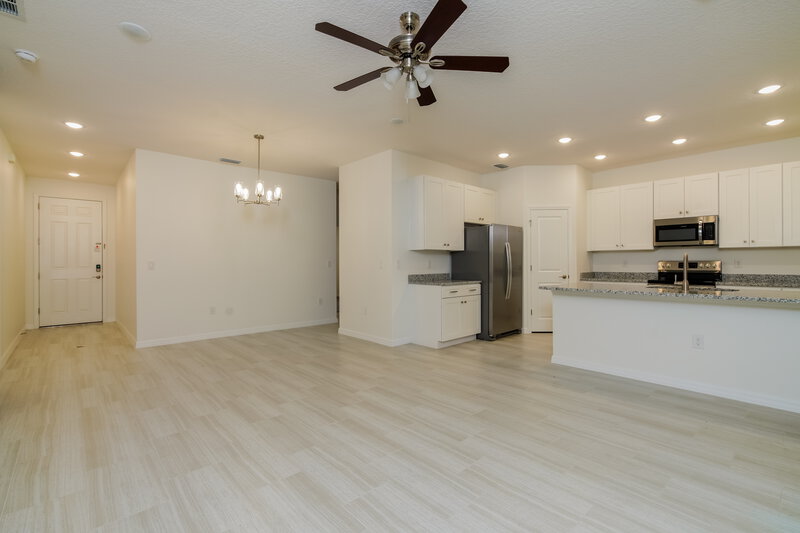 2,820/Mo, 409 Bay Oak Ln Lady Lake, FL 32159 Living Room View 2