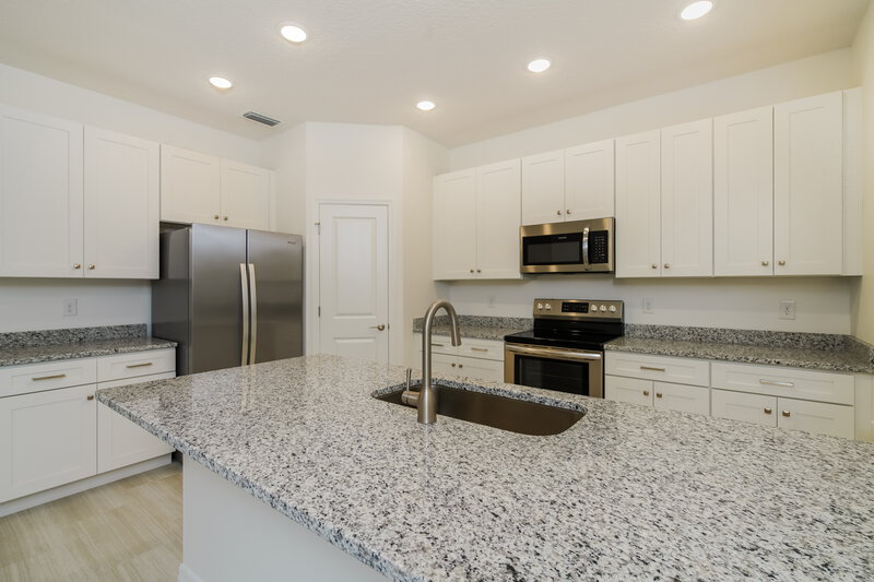 2,820/Mo, 409 Bay Oak Ln Lady Lake, FL 32159 Kitchen View