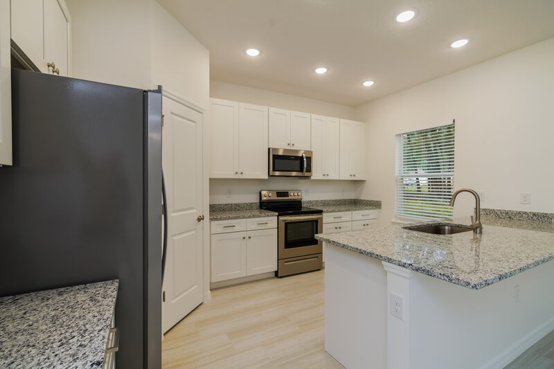 2,820/Mo, 409 Bay Oak Ln Lady Lake, FL 32159 Kitchen View 2