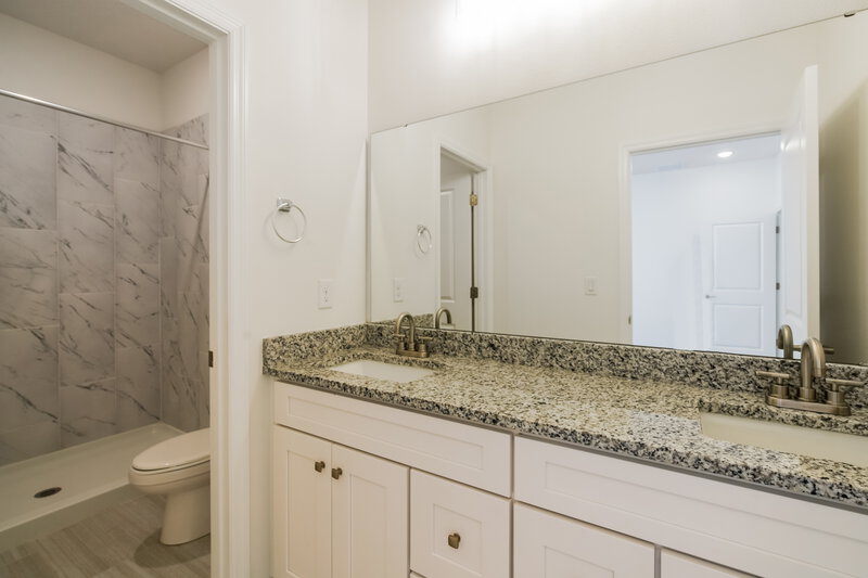 2,820/Mo, 409 Bay Oak Ln Lady Lake, FL 32159 Main Bathroom View