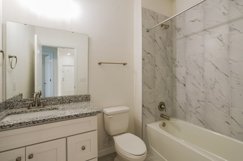 2,820/Mo, 409 Bay Oak Ln Lady Lake, FL 32159 Bathroom View