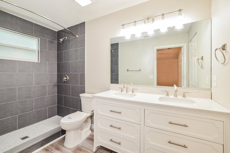 2,030/Mo, 550 Conure St Apopka, FL 32712 Main Bathroom View