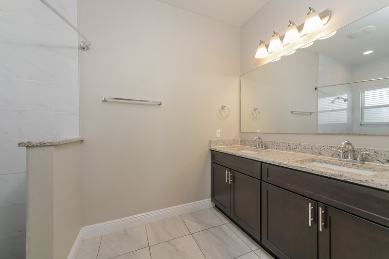 1,650/Mo, 1424 Kissimmee Ct Poinciana, FL 34759 Main Bathroom View