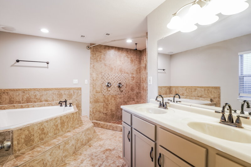2,140/Mo, 1080 Gary Dr Saint Cloud, FL 34772 Main Bathroom View