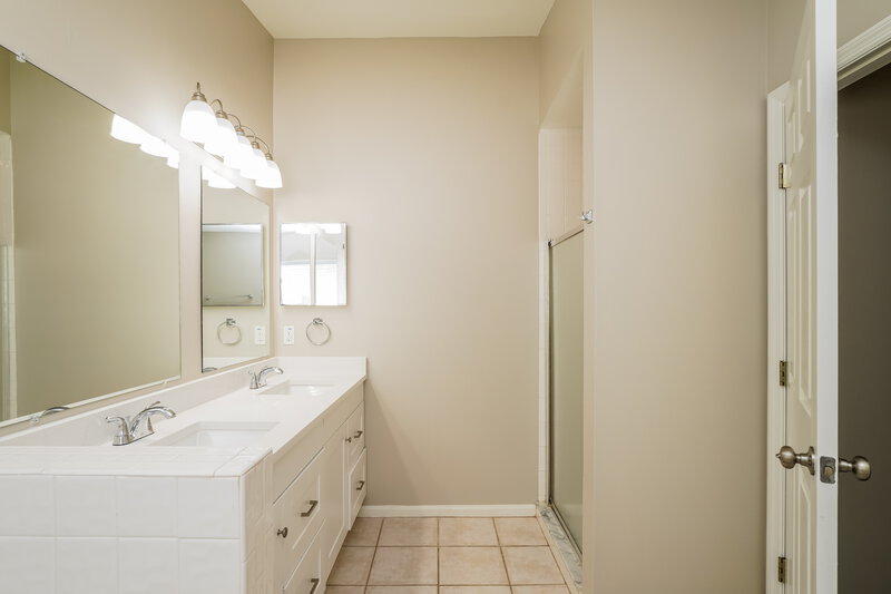 2,620/Mo, 600 Silver Birch Pl Longwood, FL 32750 Main Bathroom View