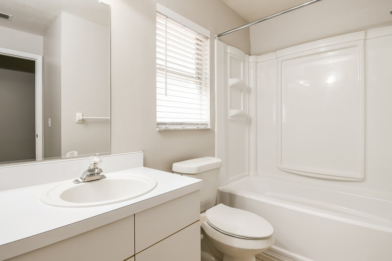 2,430/Mo, 11641 Kenley Cir Orlando, FL 32824 Main Bathroom View