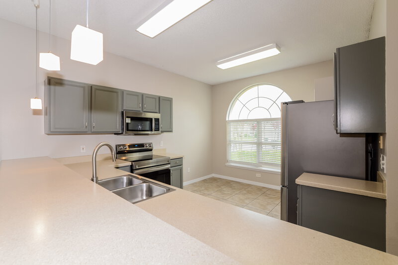 2,205/Mo, 370 Woodbury Pines Cir Orlando, FL 32828 Kitchen View 2