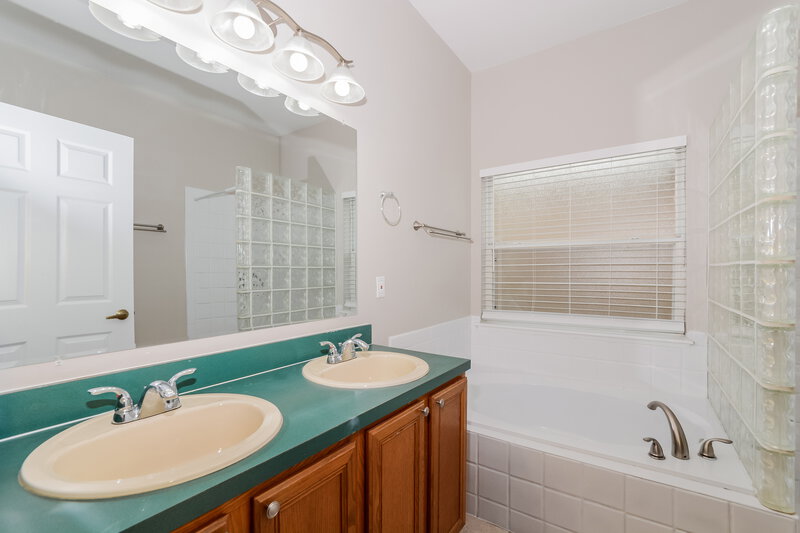 2,205/Mo, 370 Woodbury Pines Cir Orlando, FL 32828 Main Bathroom View