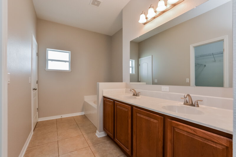 1,955/Mo, 5471 Silver Thistle Ln Saint Cloud, FL 34772 Main Bathroom View