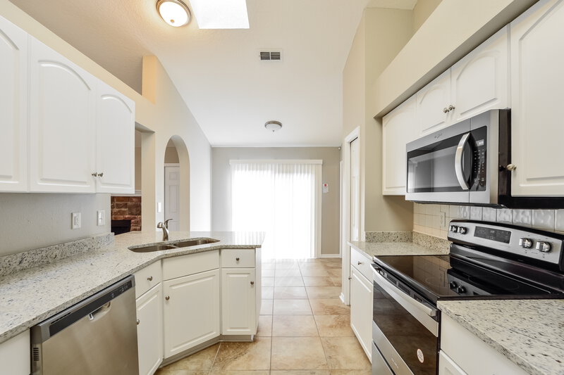 1,865/Mo, 2850 Surf Dr Deltona, FL 32738 Kitchen View 2