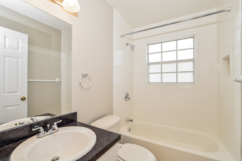 1,865/Mo, 2850 Surf Dr Deltona, FL 32738 Bathroom View