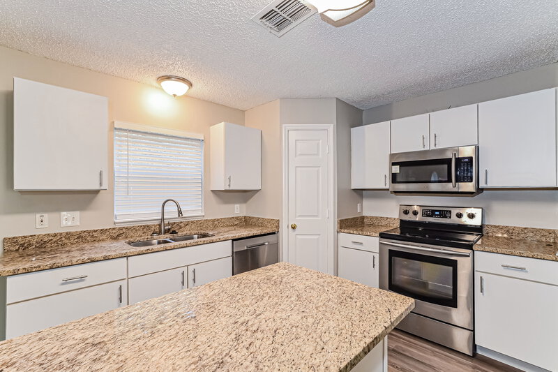 2,295/Mo, 117 Sterling Pine St Sanford, FL 32773 Kitchen View
