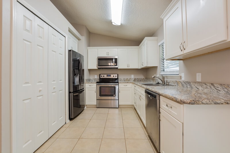 1,960/Mo, 2721 Sweet Springs St Deltona, FL 32738 Kitchen View