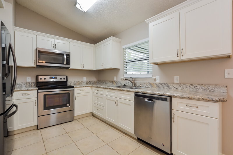 1,960/Mo, 2721 Sweet Springs St Deltona, FL 32738 Kitchen View 2