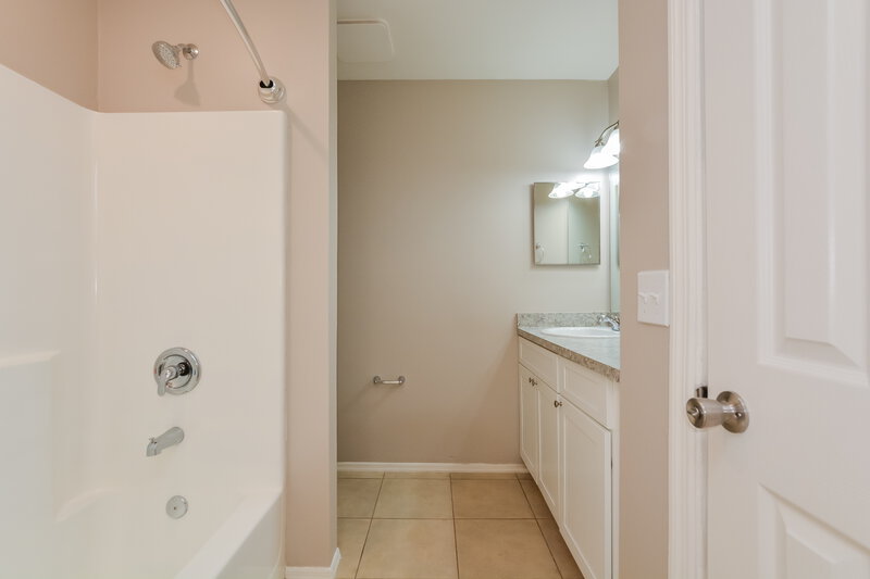 1,960/Mo, 2721 Sweet Springs St Deltona, FL 32738 Main Bathroom View