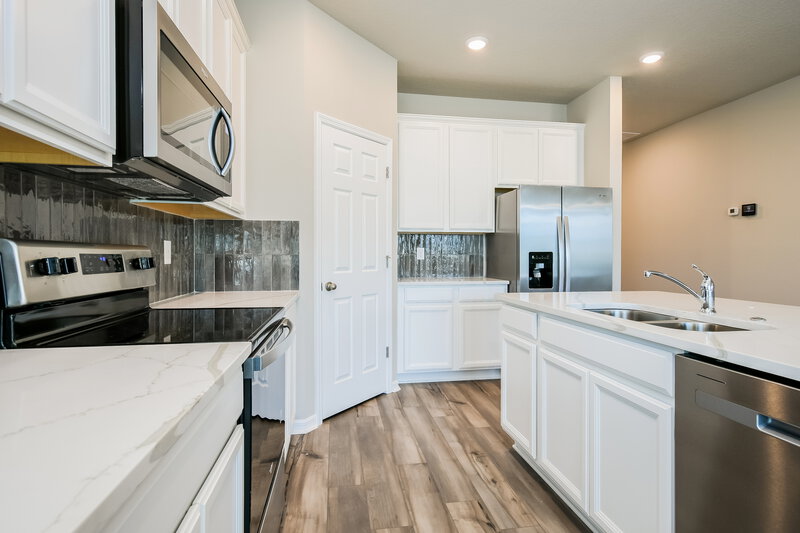 2,755/Mo, 2331 Raven Ridge Rd Minneola, FL 34715 Kitchen View 2