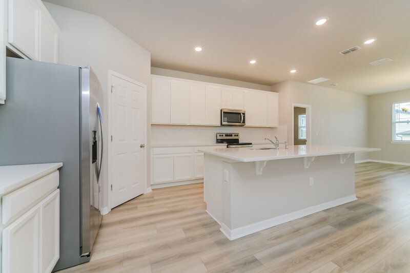 2,375/Mo, 2335 Raven Ridge Rd Minneola, FL 34715 Kitchen View 2