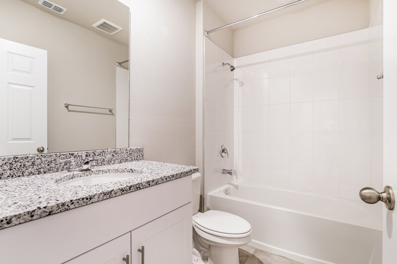 2,420/Mo, 492 Sun Warbler Way Saint Cloud, FL 34771 Bathroom View 2