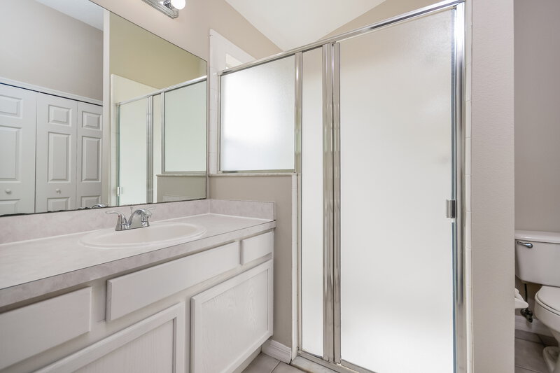 2,535/Mo, 7928 Magnolia Bend Ct Kissimmee, FL 34747 Main Bathroom View