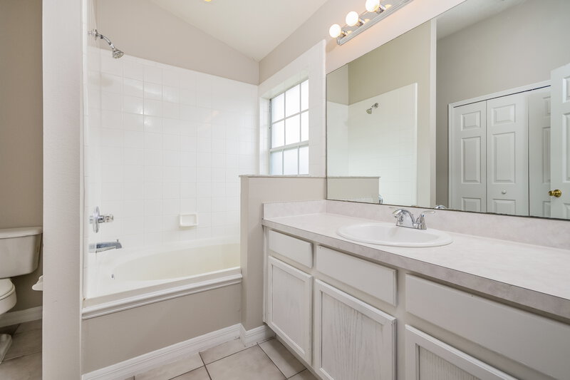 2,535/Mo, 7928 Magnolia Bend Ct Kissimmee, FL 34747 Main Bathroom View 2