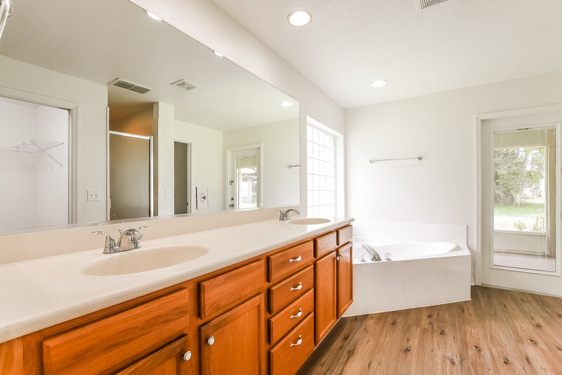 1,950/Mo, 35221 W Griffin Dr Fruitland Park, FL 34731 Main Bathroom View