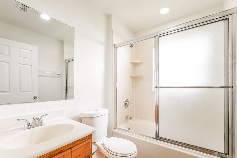 1,950/Mo, 35221 W Griffin Dr Fruitland Park, FL 34731 Bathroom View