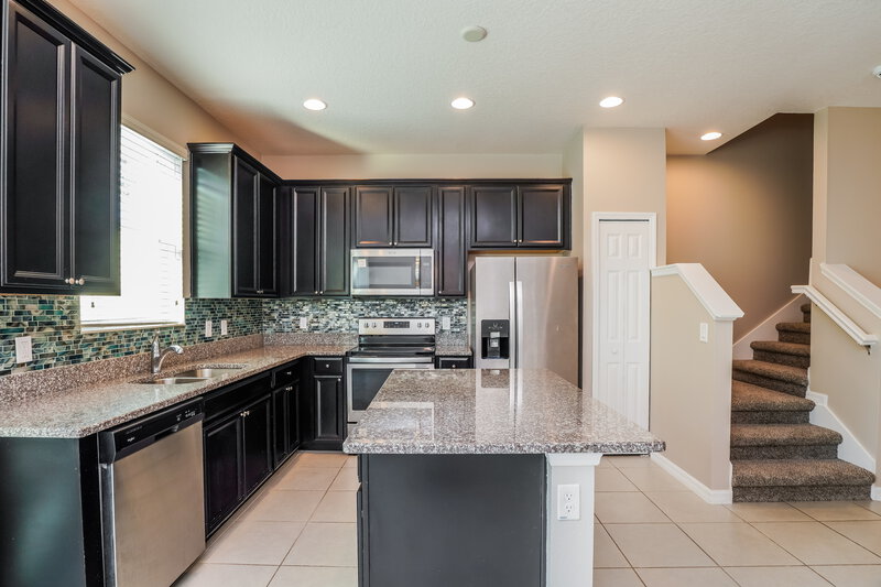 2,330/Mo, 1310 E 10th St Apopka, FL 32703 Kitchen View