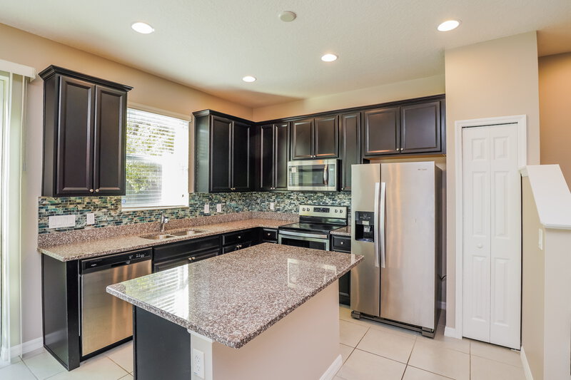 2,330/Mo, 1310 E 10th St Apopka, FL 32703 Kitchen View 2